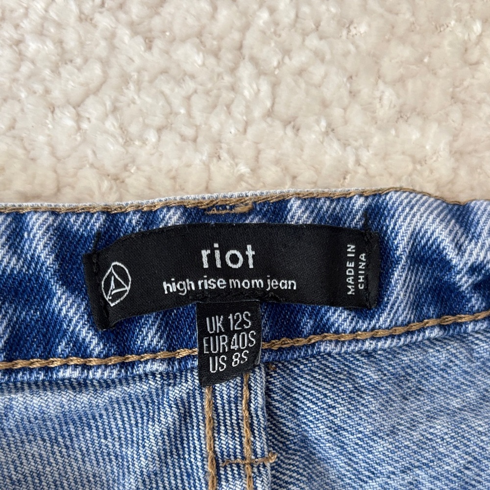Missguided Blue High Rise Mom Jeans - Picture 2 of 6